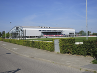 907325 Gezicht op de sporthal en het voetbalveld van UVV op het sportpark De Paperclip (Parkzichtlaan 203) in het ...